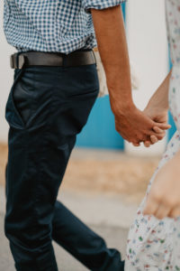 Photographie d'un couple se tenant par la main.