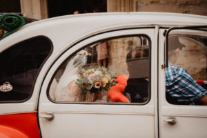Photographie de la mariée sortant de la voiture.