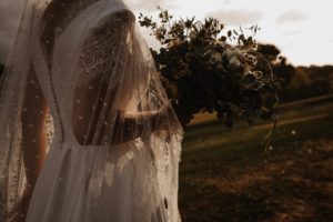 Photographie d'une mariée portant son bouquet de fleurs.