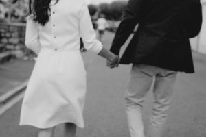Photographie des mariés se tenant main dans la main.