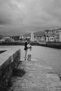 Photographie d'un couple amoureux au Pays Basque.