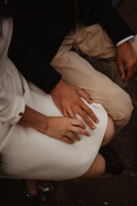 Photographie des mariés se tenant par les mains.