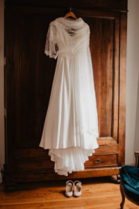Photographie d'une robe de mariée sur cintre.