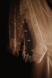 Photographie du voile de la robe de mariée.