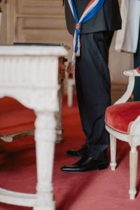 Photographie des jambes d'un officiant de cérémonie de mariage.