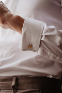 Photographie d'une manche de chemise boutonnée.