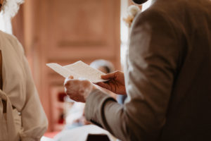 Photographie marié lisant une carte de mariage.
