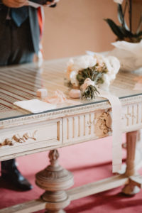 Photographie d'une table pendant une cérémonie de mariage.