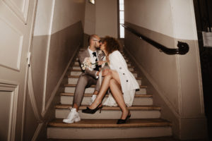 Séance couple des mariés dans les escaliers.